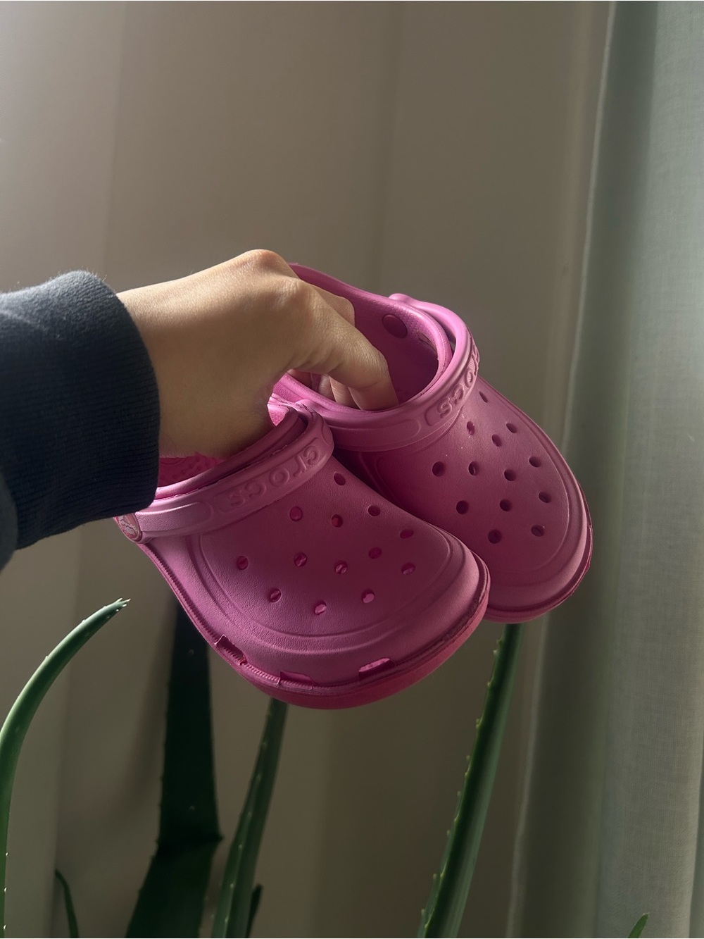 CROCS Kids Classic Clog in Bright Pink
